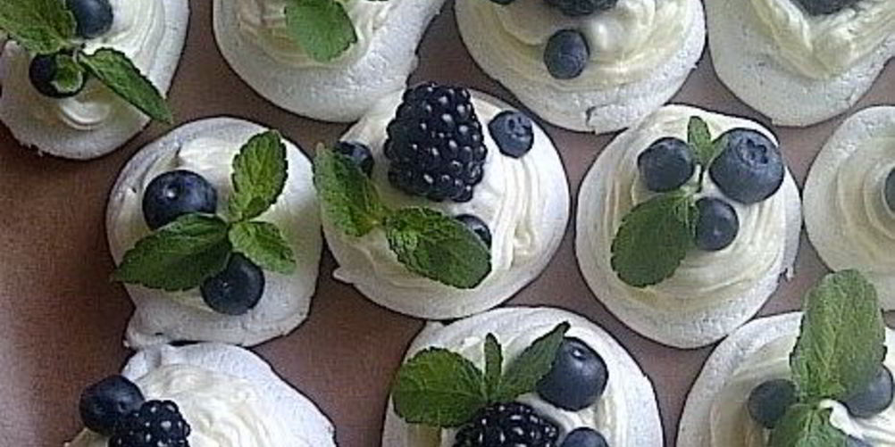 Как приготовить безе с сырным кремом и ягодами