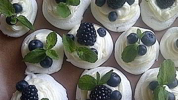 Рецепт Безе с сырным кремом и ягодами