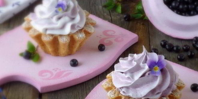 Рецепт корзиночек с черничным кердом и безе