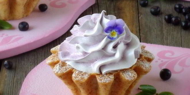 Рецепт корзиночек с черничным кердом и безе