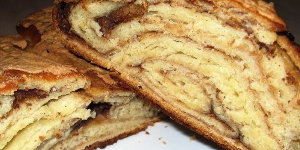 Как приготовить сдобный рулет под шапкой безе