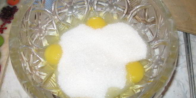 Рецепт шоколадного бисквита с безе, крем с ноткой мокко