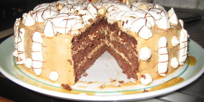 Рецепт шоколадного бисквита с безе, крем с ноткой мокко