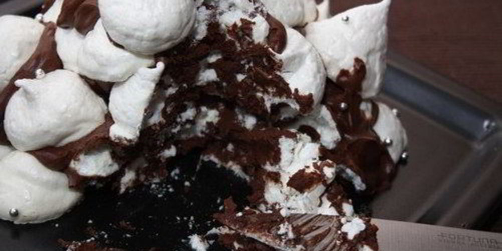 Как приготовить шоколадный торт-безе с грецкими орехами и ромом