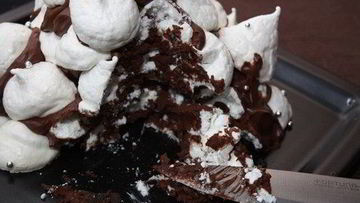 Рецепт Шоколадного торта-безе с грецкими орехами и ромом