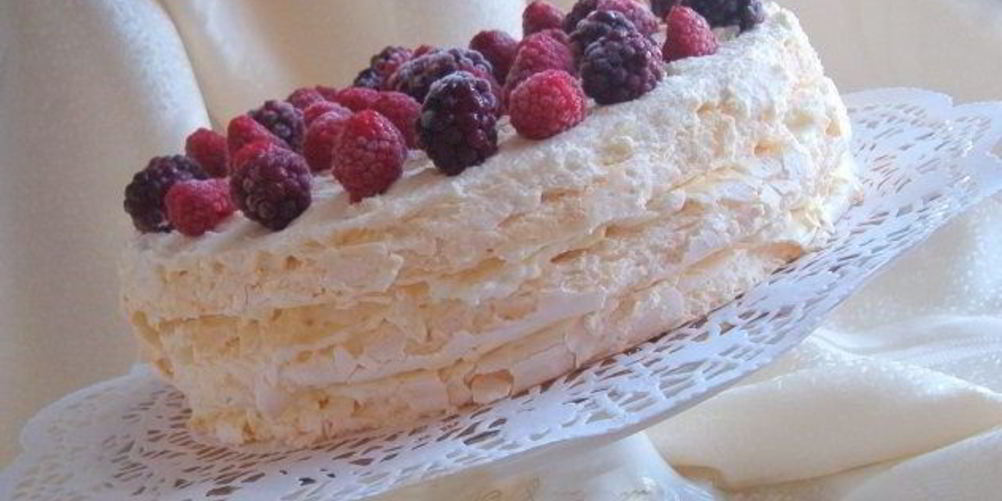 Как приготовить торт-безе с ягодами