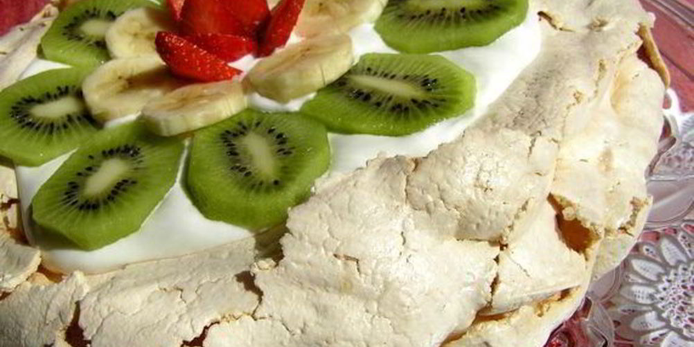 Как приготовить торт-безе со взбитыми сливками и фруктами