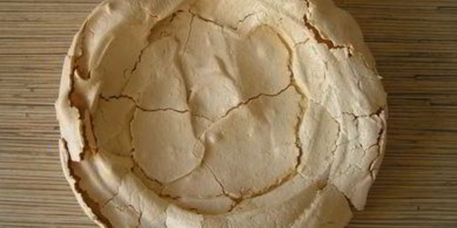 Рецепт торта-безе со взбитыми сливками и фруктами