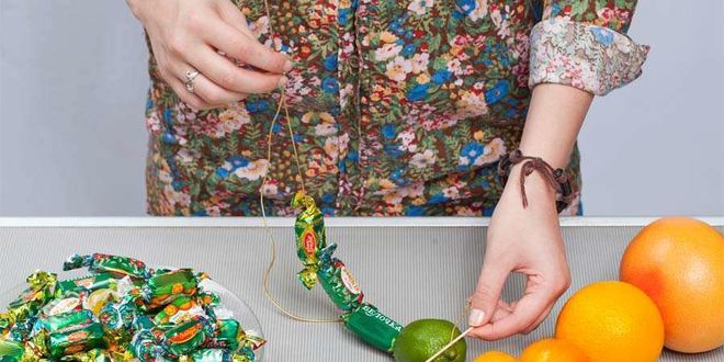 Рецепт елки из фруктов и конфет