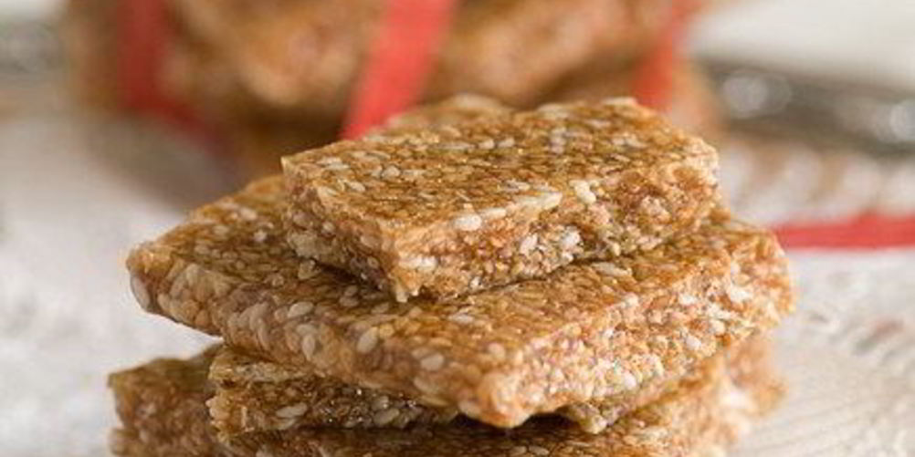 Как приготовить медово-ореховые конфеты с кунжутом