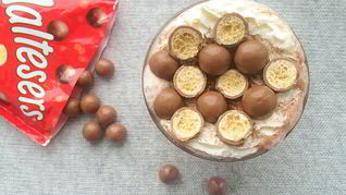 Рецепт Молочного горячего шоколада с конфетами Maltesers