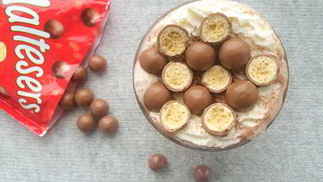 Рецепт Молочного горячего шоколада с конфетами Maltesers