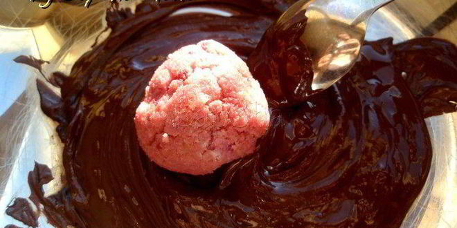 Рецепт вишневых бисквитных конфет в шоколаде