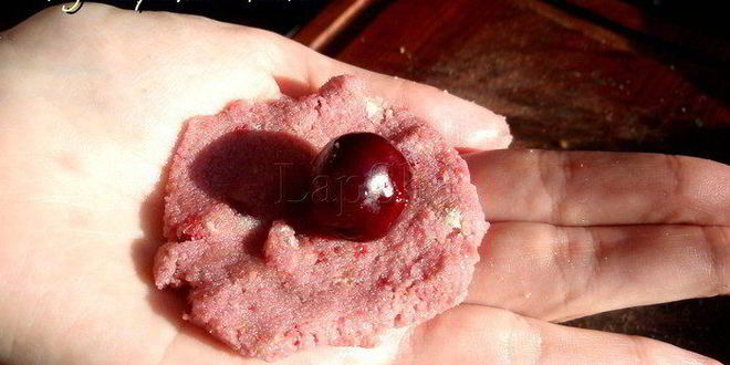 Рецепт вишневых бисквитных конфет в шоколаде