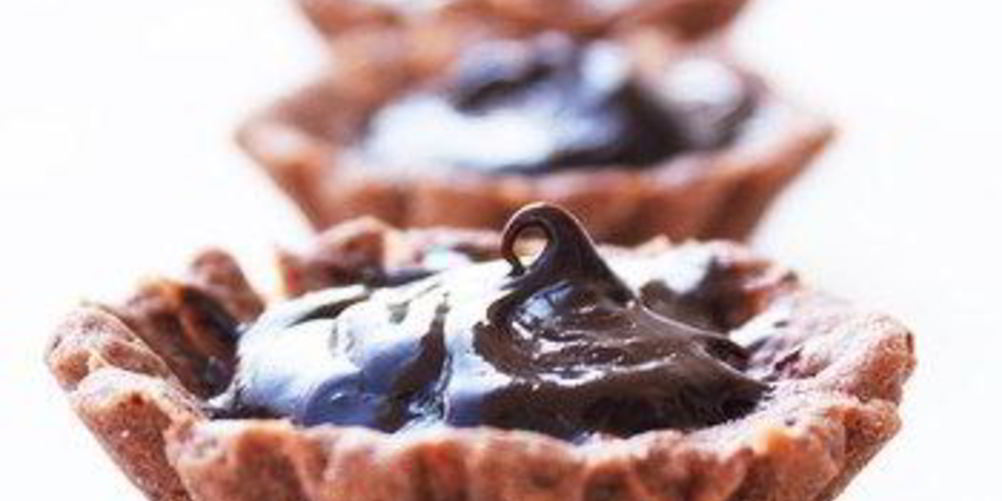 Как приготовить корзиночки с шоколадными трюфелями и взбитыми сливками