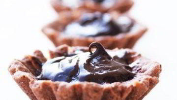 Рецепт Корзиночек с шоколадными трюфелями и взбитыми сливками