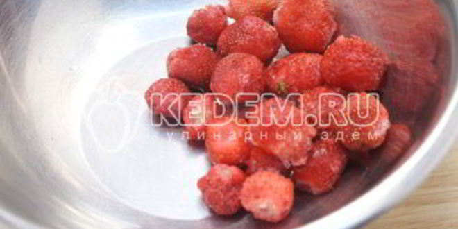 Рецепт бисквитного рулета с клубничным кремом