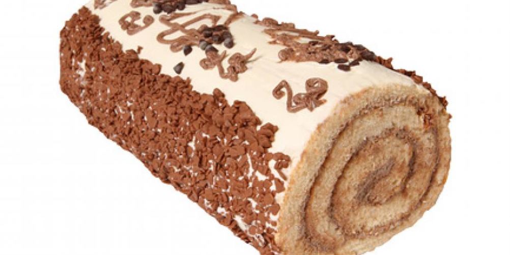 Как приготовить бисквитный рулет, украшенный масляным кремом