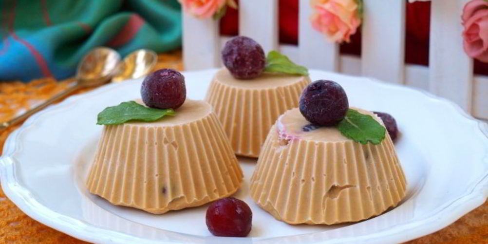 Как приготовить крем-брюле из творога с вареной сгущенкой и вишней