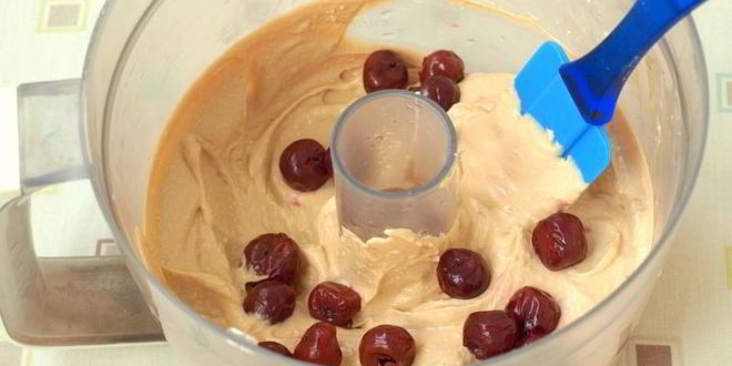 Рецепт крем-брюле из творога с вареной сгущенкой и вишней