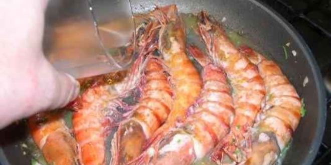 Рецепт креветок королевских под кремом из фасоли и оливок