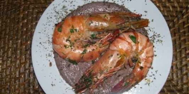 Рецепт креветок королевских под кремом из фасоли и оливок