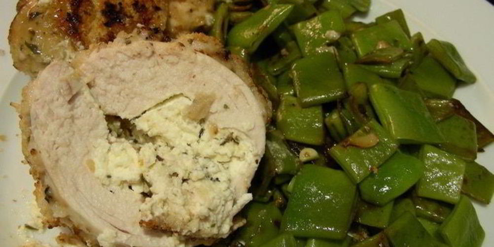Как приготовить куриные грудки, фаршированные крем-чизом филадельфия, фетой и ароматными травами