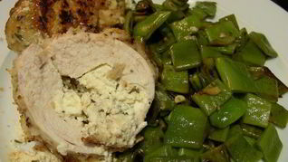 Рецепт Куриных грудок, фаршированных крем-чизом Филадельфия, фетой и ароматными травами