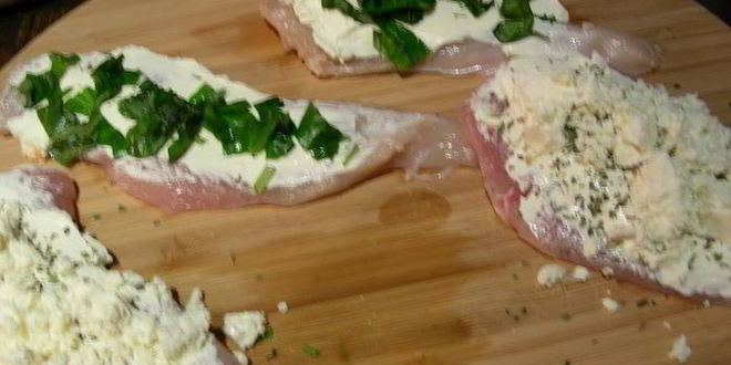 Рецепт куриных грудок, фаршированных крем-чизом филадельфия, фетой и ароматными травами