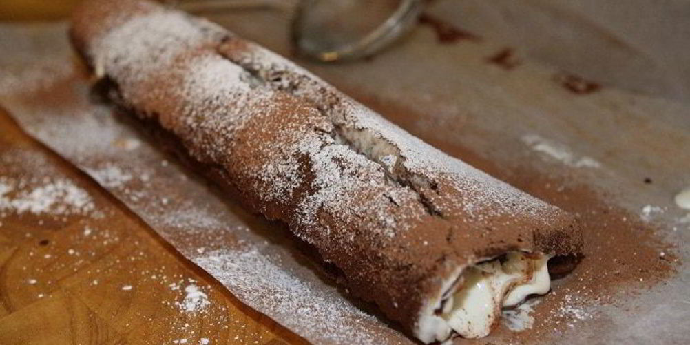 Как приготовить шоколадный рулет со сливочным кремом