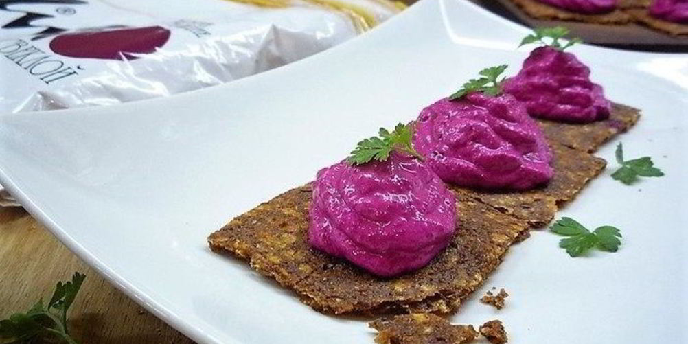 Как приготовить сырные крекеры с отрубями и свекольным кремом