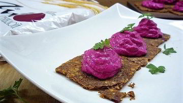 Рецепт Сырных крекеров с отрубями и свекольным кремом