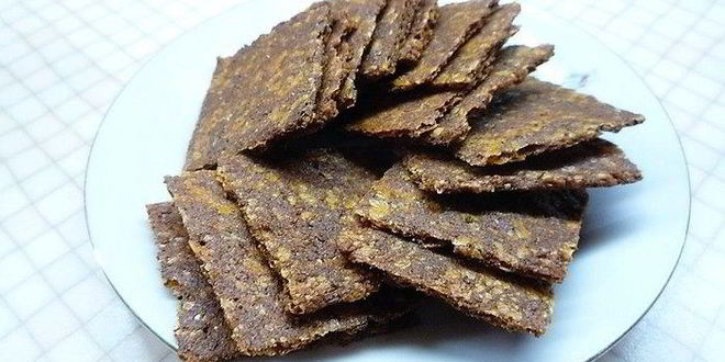 Рецепт сырных крекеров с отрубями и свекольным кремом