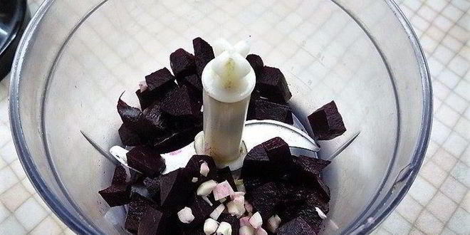 Рецепт сырных крекеров с отрубями и свекольным кремом