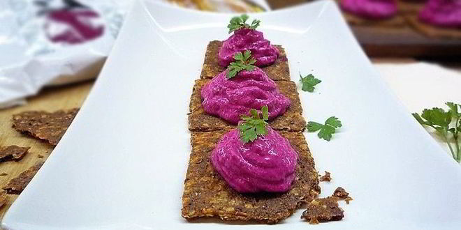 Рецепт сырных крекеров с отрубями и свекольным кремом