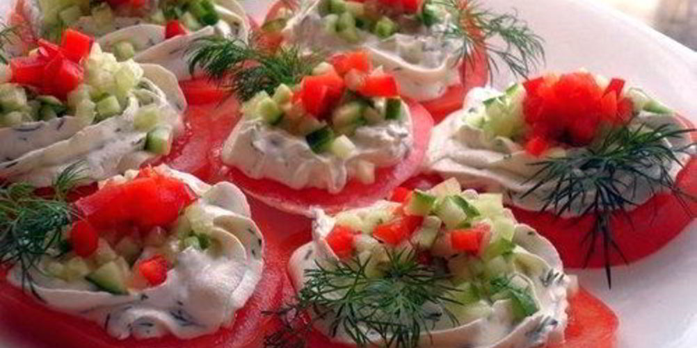 Как приготовить томаты с творожным кремом и овощами