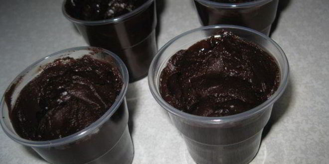 Рецепт ванильного крема в шоколадных стаканчиках