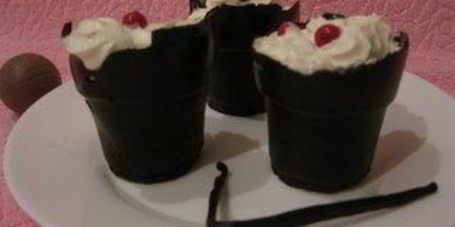Рецепт ванильного крема в шоколадных стаканчиках