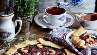 Рецепт Галеты со шпинатом, луковым мармеладом и креветками