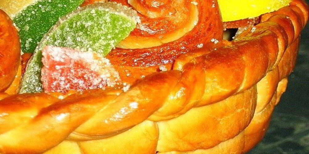 Как приготовить корзинку с сахарными булочками и мармеладом
