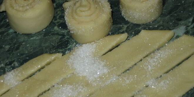 Рецепт корзинки с сахарными булочками и мармеладом