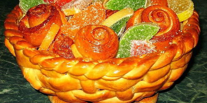 Рецепт корзинки с сахарными булочками и мармеладом