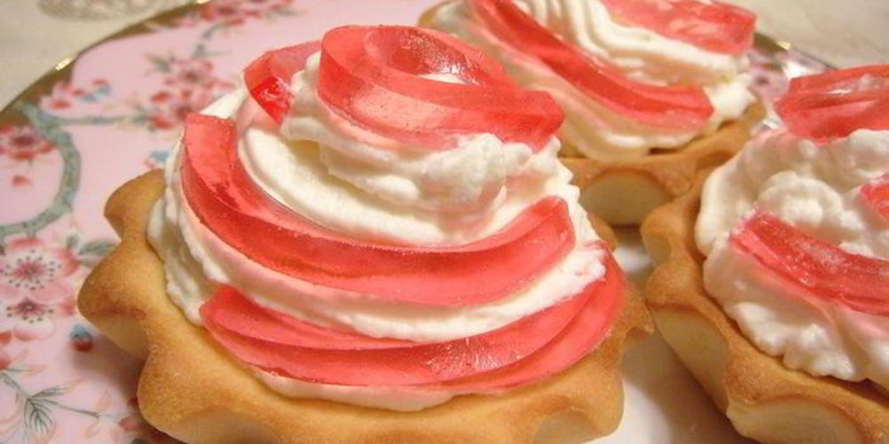 Как приготовить корзиночки с взбитыми сливками и мармеладом