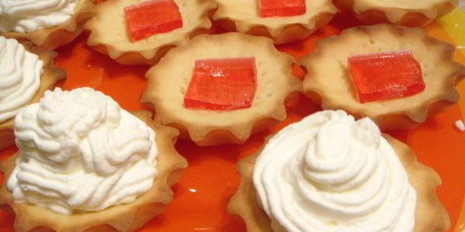 Рецепт корзиночек с взбитыми сливками и мармеладом