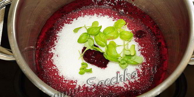 Рецепт мармелада из черной смородины с базиликом