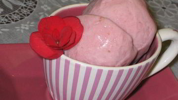 Рецепт Клубничного мороженого на сгущенном молоке