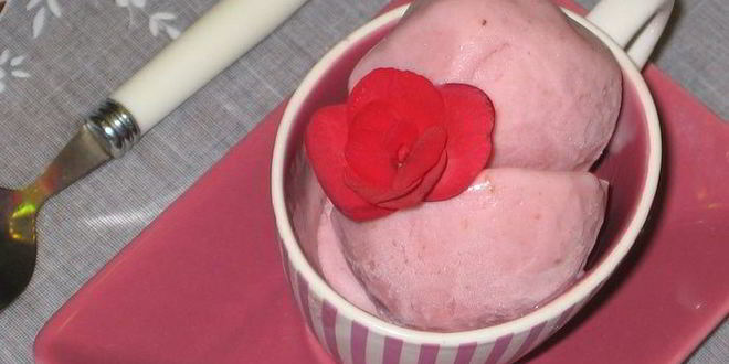 Рецепт клубничного мороженого на сгущенном молоке