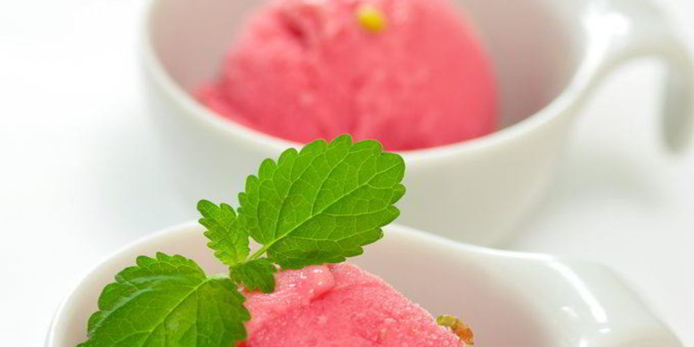 Как приготовить малиновое мороженое с йогуртом