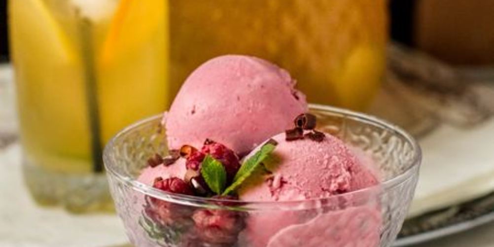 Как приготовить малиновое мороженое