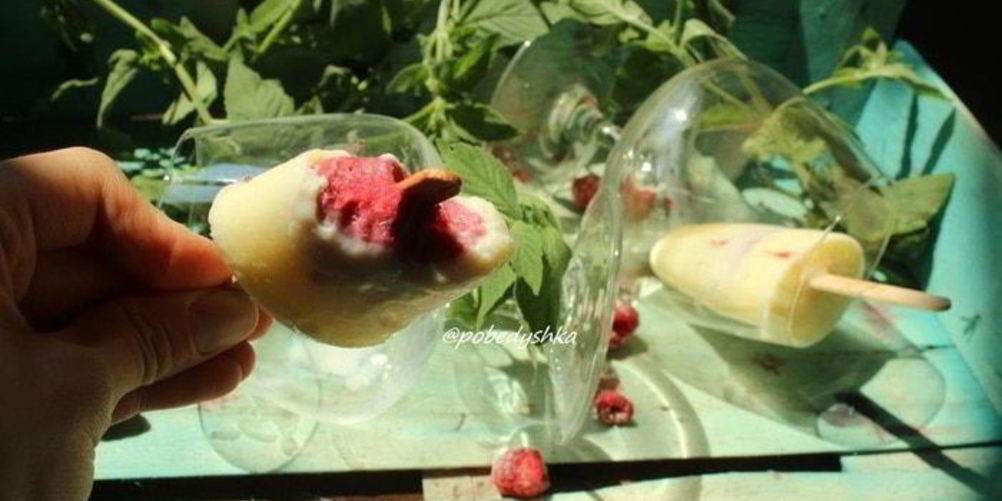 Как приготовить молочное мороженое с малиновым конфи